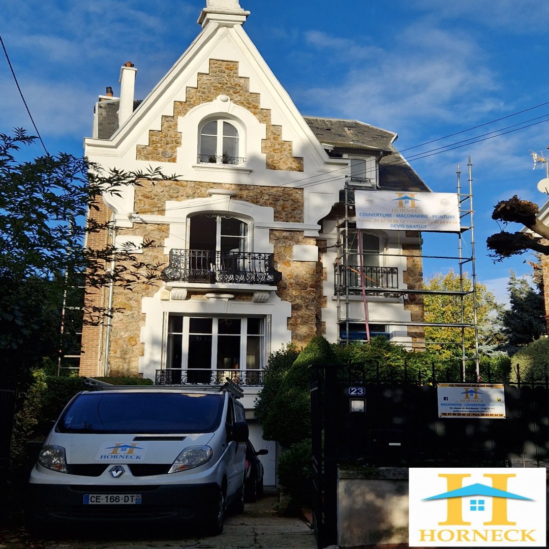 Couverture le pin avant travaux une toiture défraîchie et vieille